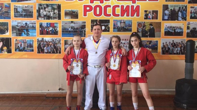 Три победителя первенства Ставропольского края по самбо среди юношей и девушек 2006-2007 годов рождения.