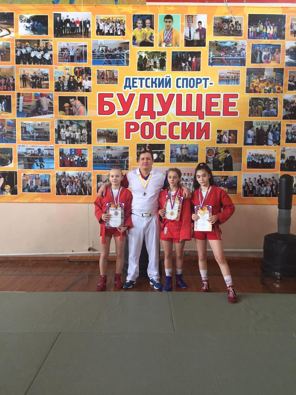 Три победителя первенства Ставропольского края по самбо среди юношей и девушек 2006-2007 годов рождения.